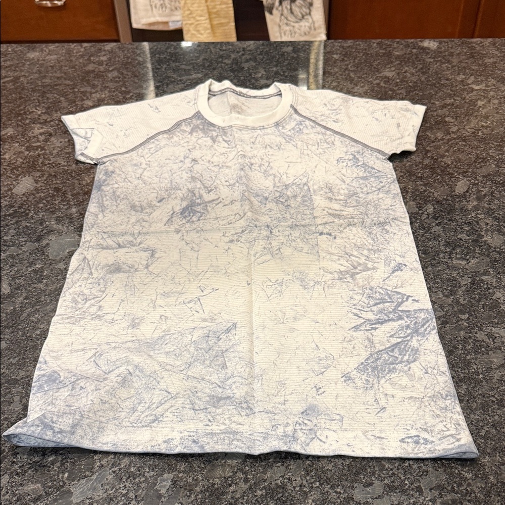 Lululemon swifty short sleeve top. Size 6